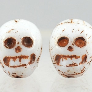 Czeskie szklane koraliki w kształcie czaszki - 14 mm x 11 mm - koraliki na Halloween - biały brązowy lub czarny srebrny - ilość 10 lub 20
