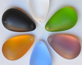 Puede incluir: Seis colgantes de vidrio en forma de lágrima en varios colores, incluyendo blanco, negro, verde, naranja, morado y azul. Cada colgante tiene un pequeño agujero en la parte superior para colgar.