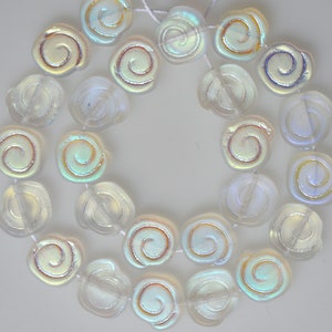 NUEVA CUENTA * Cuenta pequeña de concha de caracol - Cuentas de vidrio checo - 9 mm x 10 mm - Cristal AB - Cantidad 25