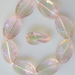 Vriden oval pärla med etsad design - Tjeckiska ovala glaspärlor - Olika färger - 18 mm x 13 mm - Antal 10 eller 25 Rose/Green