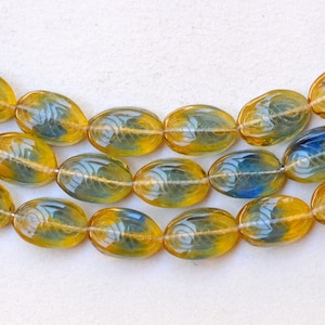 Vriden oval pärla med etsad design - Tjeckiska ovala glaspärlor - Olika färger - 18 mm x 13 mm - Antal 10 eller 25 Amber/Montana