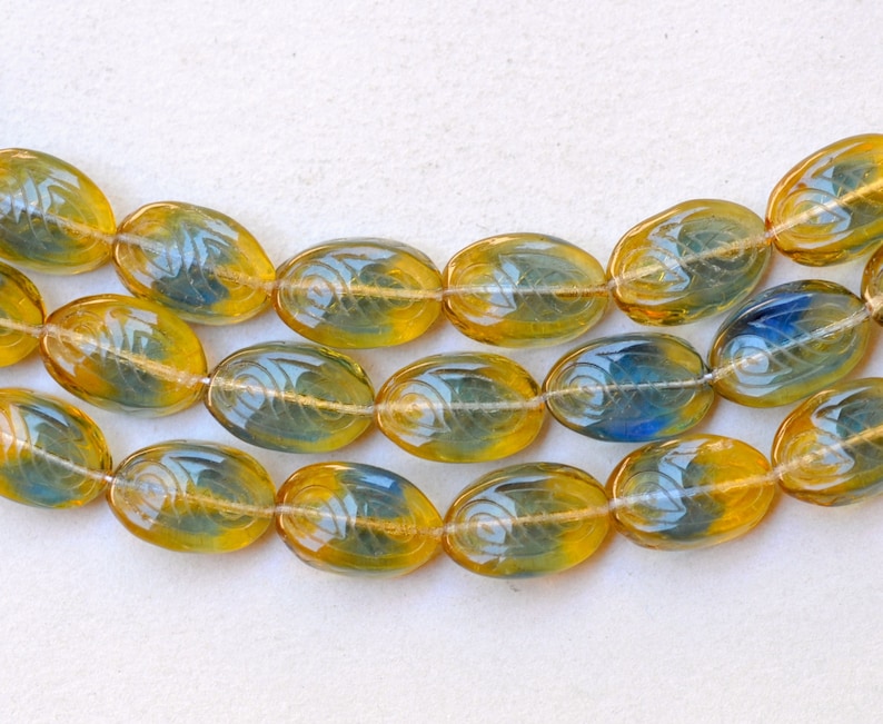Vriden oval pärla med etsad design - Tjeckiska ovala glaspärlor - Olika färger - 18 mm x 13 mm - Antal 10 eller 25 Amber/Montana
