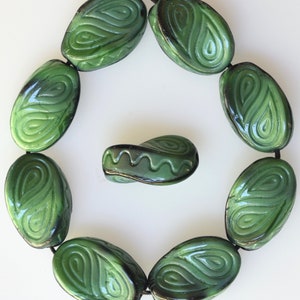Vriden oval pärla med etsad design - Tjeckiska ovala glaspärlor - Olika färger - 18 mm x 13 mm - Antal 10 eller 25 Malachite