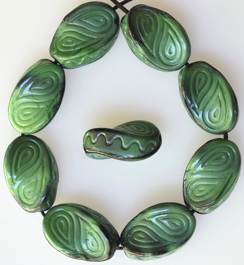 Vriden oval pärla med etsad design - Tjeckiska ovala glaspärlor - Olika färger - 18 mm x 13 mm - Antal 10 eller 25 Malachite