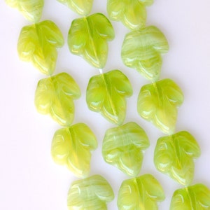 Puede incluir: Una hebra de cuentas de jade verde en forma de hoja. Las cuentas est&aacute;n talladas con un dise&ntilde;o de hoja detallado y tienen un acabado transl&uacute;cido y brillante.