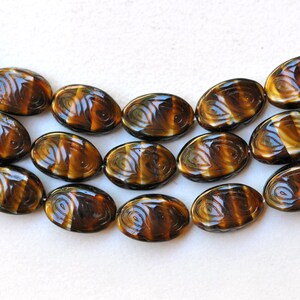 Vriden oval pärla med etsad design - Tjeckiska ovala glaspärlor - Olika färger - 18 mm x 13 mm - Antal 10 eller 25 Cat's Eye