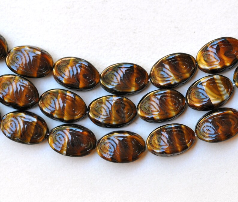 Vriden oval pärla med etsad design - Tjeckiska ovala glaspärlor - Olika färger - 18 mm x 13 mm - Antal 10 eller 25 Cat's Eye