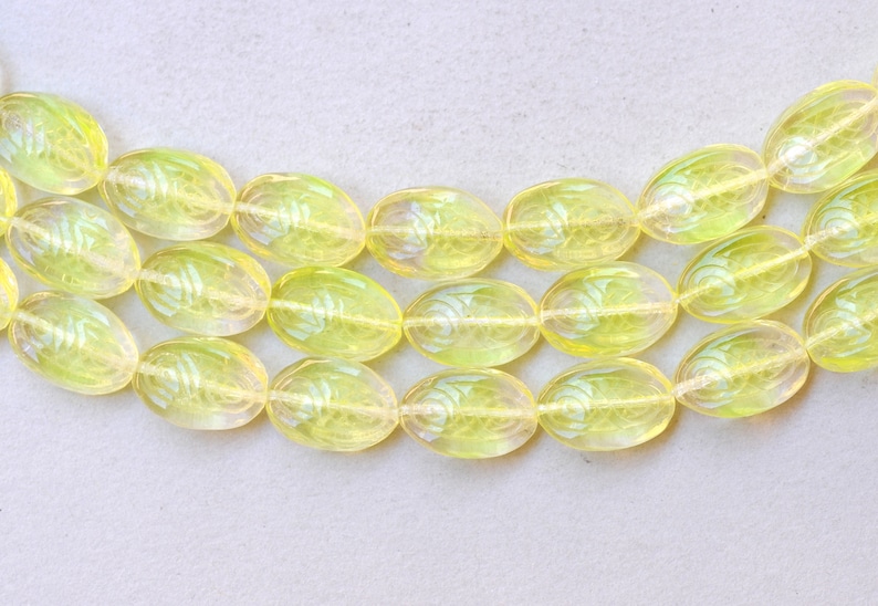 Vriden oval pärla med etsad design - Tjeckiska ovala glaspärlor - Olika färger - 18 mm x 13 mm - Antal 10 eller 25 Rose/Jonquil