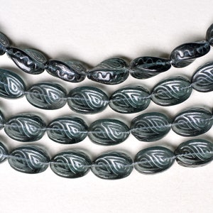 Vriden oval pärla med etsad design - Tjeckiska ovala glaspärlor - Olika färger - 18 mm x 13 mm - Antal 10 eller 25 Montana Blue