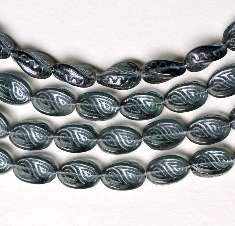 Vriden oval pärla med etsad design - Tjeckiska ovala glaspärlor - Olika färger - 18 mm x 13 mm - Antal 10 eller 25 Montana Blue
