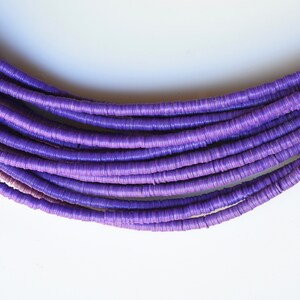 3 mm, 4 mm, 6 mm eller 8 mm afrikanska vinyl Heishi-pärlor - regnbågsfärgade, knallrosa, gula, lila eller blå - 30-36 tums sträng bild 5