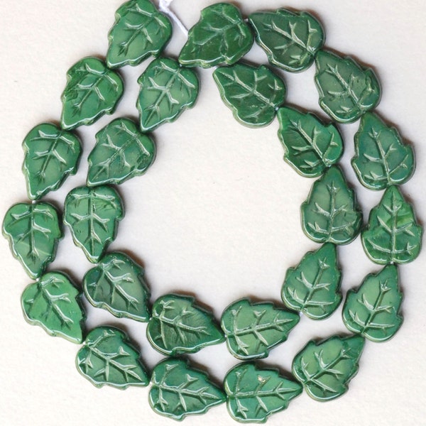Grande feuille d'automne - Feuille plate avec trou vertical - Feuilles de verre tchèque - 15 mm x 12 mm - Différentes couleurs - Quantité 24