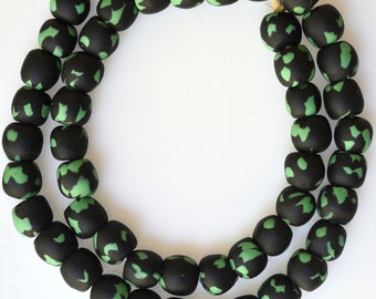 Perles de verre recyclées africaines colorées de 13 mm sur fil de 26 pouces - Perles de verre en poudre du Ghana