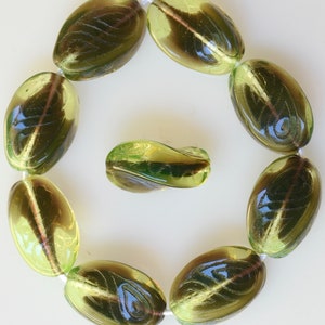 Vriden oval pärla med etsad design - Tjeckiska ovala glaspärlor - Olika färger - 18 mm x 13 mm - Antal 10 eller 25 Jonquil/Amethyst