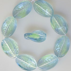 Vriden oval pärla med etsad design - Tjeckiska ovala glaspärlor - Olika färger - 18 mm x 13 mm - Antal 10 eller 25 Blue/Green