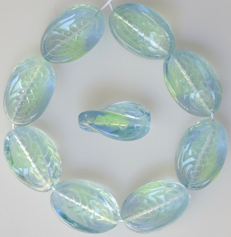 Vriden oval pärla med etsad design - Tjeckiska ovala glaspärlor - Olika färger - 18 mm x 13 mm - Antal 10 eller 25 Blue/Green