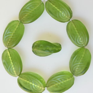 Vriden oval pärla med etsad design - Tjeckiska ovala glaspärlor - Olika färger - 18 mm x 13 mm - Antal 10 eller 25 Olive (Matte)