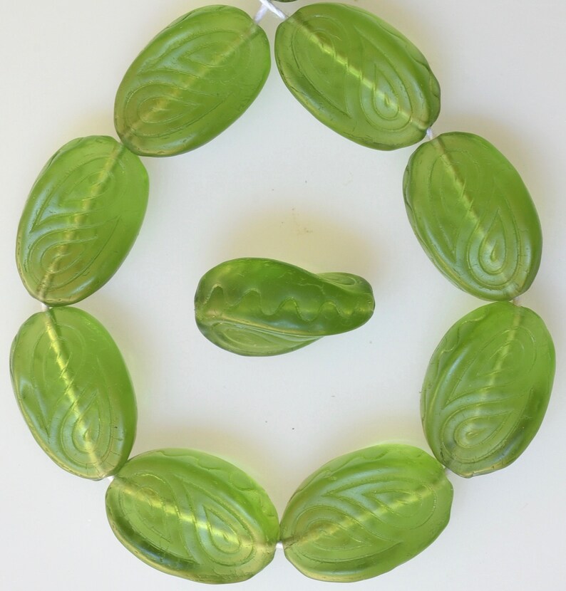 Vriden oval pärla med etsad design - Tjeckiska ovala glaspärlor - Olika färger - 18 mm x 13 mm - Antal 10 eller 25 Olive (Matte)