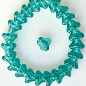 Cuentas grandes en forma de copa con forma de flor - Cuentas de cristal checo con forma de flor - 11 mm x 13 mm - Varios colores brillantes - Cantidad: 24 Teal