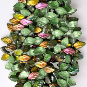 Kleine bladkraal 11 x 7 mm - Tsjechische glaskralen - kralen bovengaatje - verschillende matte kleuren Vitrail - 24 aantal