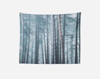 Tapiz de bosque de pinos: arte mural con naturaleza melancólica