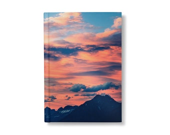 Cuaderno de tapa dura con paisaje de nubes y cielo, diario de cordillera