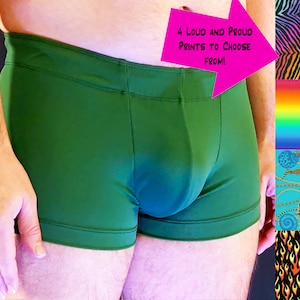 Op de afbeelding: Groene onderbroek met een tailleband. De tekst "4 Loud and Proud Prints to Choose From!" staat op een roze pijl die naar de onderbroek wijst.