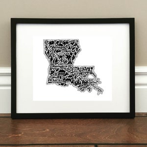 Impression d'art de carte de la Louisiane - Impression signée 8,5 x 11 po. d'une carte originale dessinée à la main comprenant les monuments, la culture, les symboles et les villes