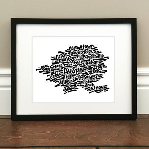 Peut inclure: Une impression d'art de mots en noir et blanc de la ville d'Austin, au Texas. L'impression présente les noms de différents quartiers d'Austin, notamment "Georgetown", "Round Rock", "Pflugerville", "Cedar Park", "Brushy Creek", "Sunset Valley", "Pilot Knob", "Elroy" et "Buda".