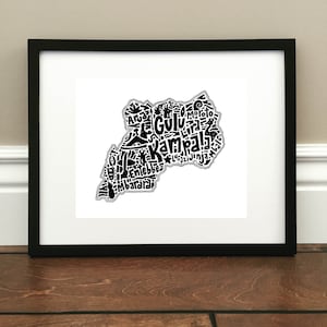 Uganda Map Art Print - Druck einer originalen, handgezeichneten Landkarte mit Sehenswürdigkeiten, Kultur, Symbolen und Städten