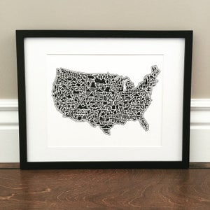 Kaart van Amerika Art Print - Gesigneerde afdruk van 8,5 x 11 inch van originele handgetekende kaart met bezienswaardigheden, cultuur, symbolen en steden