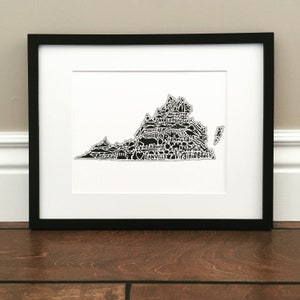 Impression d'art de carte de Virginie - Impression signée 8,5 x 11 pouces d'une carte originale dessinée à la main, comprenant les monuments, la culture, les symboles et les villes de Virginie