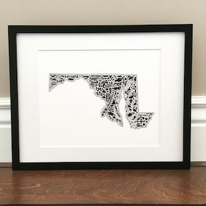 Maryland Map Kunstdruck - Unterschriebener 8.5" x 11"" Druck von einer handgezeichneten Landkarte mit Maryland Wahrzeichen, Kultur, Symbolen und Städten."