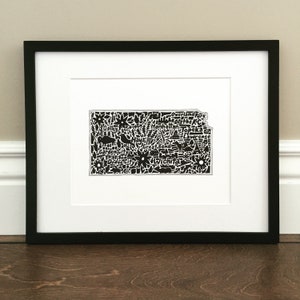 Kansas Map Kunstdruck - Unterschriebener 8.5 "x 11"" Druck von einer original Landkarte mit Sehenswürdigkeiten, Symbolen und Städten."
