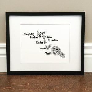 Society Islands Map Art Print - Druck einer originalen, handgezeichneten Karte mit Sehenswürdigkeiten, Kultur, Symbolen und Städten