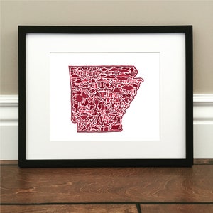 Arkansas Map Art Print - Coloré - Signé 8,5 " x 11 " impression de carte dessinée à la main originale, y compris les monuments, la culture, les symboles et les villes