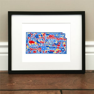 Kansas Map Art Print - Coloré - Signé 8,5 " x 11 " impression de carte dessinée à la main originale, y compris les monuments, la culture, les symboles et les villes