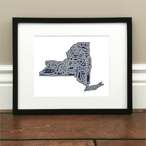 New York Map Art Print - Coloré - Signé 8,5 " x 11 " impression de carte dessinée à la main originale, y compris les monuments, la culture, les symboles et les villes