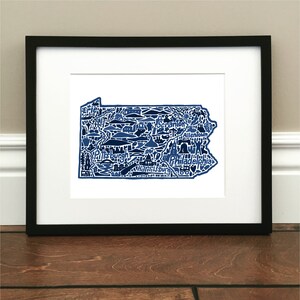 Puede incluir: Una impresión azul y blanca del estado de Pensilvania con los nombres de las principales ciudades, incluyendo Pittsburgh, Filadelfia, Harrisburg, Scranton y Allentown.