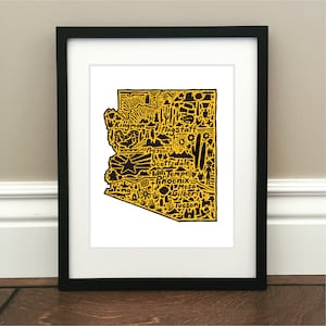 Arizona (Noir et Jaune) Carte Art Print - Signé 8,5 « x 11 » impression de la carte dessinée à la main, y compris les points de repère, la culture, les symboles et les villes