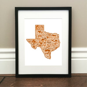Texas Map Art Print - Gekleurd - Ondertekend 8,5" x 11" print van originele hand getekende kaart inclusief bezienswaardigheden, cultuur, symbolen en steden