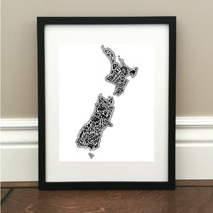 Impression d'art de carte de Nouvelle-Zélande - Impression signée 8,5 x 11 pouces d'une carte originale dessinée à la main comprenant les monuments, la culture, les symboles et les villes