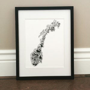 Norwegen Karte Kunstdruck - Eine signierte 8,5 "x 11"" Kopie der original Landkarte von Norwegen mit Norwegen Wahrzeichen, Kultur, Symbolen und Städten."