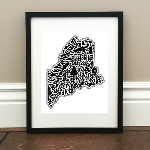 Maine Map Kunstdruck - Unterschriebener 8.5 "x 11"" Druck von original handgezeichneter Landkarte mit Sehenswürdigkeiten, Symbolen und Städten."