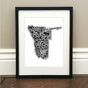Namibia Map Art Print - Signé 8.5 " x 11" d'impression originale dessinée à la main, y compris les monuments, la culture, les symboles et les villes
