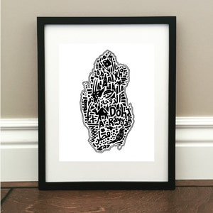 Puede incluir: Ilustración en blanco y negro del país de Qatar, con la ciudad de Doha y la palabra árabe para Qatar escrita en el contorno del país.