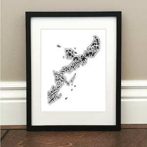 Impression d'art de carte d'Okinawa - Impression signée 8,5 x 11 po. de la carte originale dessinée à la main, y compris les monuments, la culture, les symboles et les villes