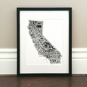 カリフォルニア地図アートプリント - ランドマーク、文化、シンボル、都市を含むオリジナルの手描き地図のプリント
