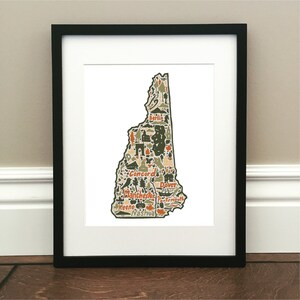 New Hampshire Map Art Print - Coloré - Signé 8,5 " x 11 " impression de carte dessinée à la main originale, y compris les monuments, la culture, les symboles et les villes