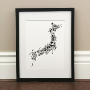 Japan Map Art Print - Signierter Druck von originaler handgezeichneter Japan-Karte mit Sehenswürdigkeiten, Symbolen und Städten